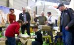 Große und kleine Messe-Besucher testen ihre handwerklichen Fähigkeiten aus. <br />Foto:N.Seubert