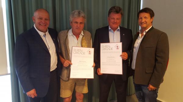 Erfolgreiche Verbandstagung in LandshutLIM Hermann Rudolph und der stellv. LIM Markus Steininger ehren die Herren Alfred Herklotz und Georg Biermeier mit der silbernen Ehrennadel des Bundesverbandes Deutscher Steinmetze für ihren hervorragenden und jahrelangen Einsatz für den Nachwuchs im Steinmezhandwerk. Gemeinsam haben sie viel geleistet und das Handwerk dankt für dieses ganz besondere Engagement.