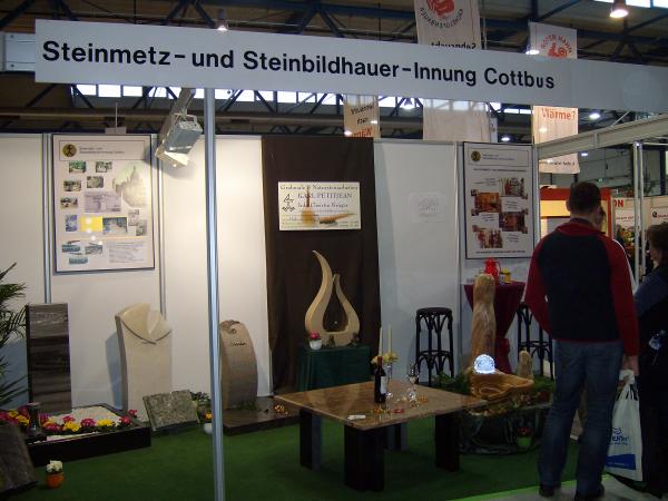 24. Handwerkerausstellung 2014 der Innung Cottbus
Sehr geehrte Damen und Herren,
in der Zeit vom 25./26.01.2014 fand in den Cottbuser Messehallen die 24. Handwerker-ausstellung statt.
Die Steinmetz- und Steinbildhauer-Innung Cottbus wurde an beiden Tagen von Innungsbetrieben vertreten.
Mit dabei waren:
Grabmale Maik Brunzel
Steinmetz- und Steinbildhauermeister
Kolkwitzer Str. 57 in 03046 Cottbus
und
Grabmale & Natursteinarbeiten Karl Petitjean
Inh. Frau Christin Krüger
Steinmetz- und Steinbildhauermeister
Muskauer Str. 33c in 03159 Döbern OT Eichwege.
Mit freundlichen Grüßen
Horst Teuscher Geschäftsführer ALIM3529_449528.JPG