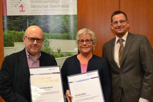 Goldener Meisterbrief für Steinmetz- und Steinbildhauermeister Helmut SteinbachSilberner Meisterbrief für Steinmetz- und Steinbildhauermeisterin Gunda Böer______________________________________________________________________Im Rahmen der Jahresversammlung der Bildhauer- und Steinmetz-Innung Oldenburg-Ostfriesland wurde der Steinmetz- und Steinbildhauermeister Helmut Steinbach, Varel, mit dem Goldenen Meisterbrief der Handwerkskammer Oldenburg ausgezeichnet.Der stellvertretende Kreishandwerksmeister Boris Jersch würdigte in seiner Verleihungs-rede die insgesamt 35-jährige ehrenamtliche Tätigkeit im Vorstand der Bildhauer- und Steinmetz-Innung Oldenburg-Ostfriesland, in der Helmut Steinbach sich mit großem Engagement für seinen Berufsstand und das Handwerk eingesetzt hat.Helmut Steinbach war in der Zeit von 1982 bis 1997 stellvertretender Obermeister sowie Schriftwart der Bildhauer- und Steinmetz-Innung Oldenburg-Ostfriesland. Im Jahr 1997 wurde er zum Obermeister gewählt.Nach fünf äußerst erfolgreichen Amtsperioden steht Helmut Steinbach für eine weitere Amtszeit als Obermeister – auf eigenen Wunsch – leider nicht mehr zur Verfügung.Neben seiner Tätigkeit als Obermeister setzt sich Helmut Steinbach seit 2003 als Landes-innungsmeister für das Steinmetz- und Steinbildhauerhandwerk in Niedersachsen in vor-bildlicher Weise auch auf Landes- und Bundesebene für die Belange des Steinmetz- und Steinbildhauerhandwerks ein.Den Silbernen Meisterbrief der Handwerkskammer Oldenburg erhielt Frau Steinmetz- und Steinbildhauermeisterin Gunda Böer, Delmenhorst. Boris Jersch würdigte insbesondere ihre ebenfalls insgesamt 35-jährige Vorstandstätigkeit sowie Ihre langjährige Tätigkeit als stellvertretende Obermeisterin der Bildhauer- und Steinmetz-Innung Oldenburg-Ostfries-land in der Zeit von 1997 bis 2009.Auf dem Foto v. l. n. r.:Helmut SteinbachGunda BöerBoris Jersch DSC_0170_131174.JPG