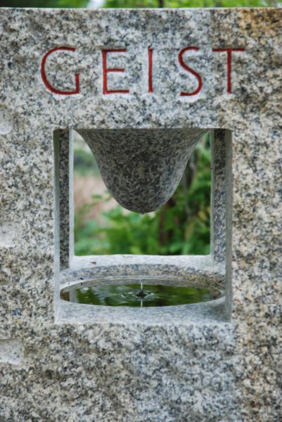 Individuelle und außergewöhnliche Grabmale mit Symbolcharakter werden wieder beliebter, hier ein „tropfender Stein“ als Symbol der Vergänglichkeit auf der Grabmalausstellung auf der BUGA in Havelberg
Steinmetzin: Barbara Oppenrieder aus München