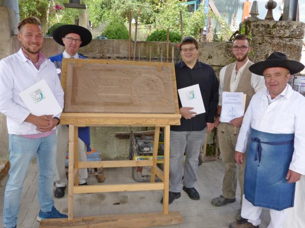 Steinmetz- und Bildhauer-Innung Hessen-NordErfolgreiche Steinmetze nach altem Brauch freigesprochen
Nordhessen. Mit einer feierlichen Freisprechung der Gesellen in Naumburg-Elbenberg endete für fünf Steinmetze und Bildhauer die Lehrzeit. „Nach alter Väter Sitte“, sprach die Steinmetz- und Bildhauer-Innung Hessen-Nord die Prüflinge frei und entließ sie in den Gesellenstand.04.09.2018 Freisprechungsfeier__Steinmetz_Innung_Nordhessen_596402.JPG