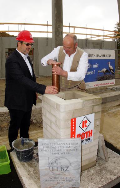 Landesinnungsmeister Hermann Rudolph und Erwin Hornauer, Leiter des EFBZ legen den Grundstein für das neue Kompetenzzentrum in Wunsiedel