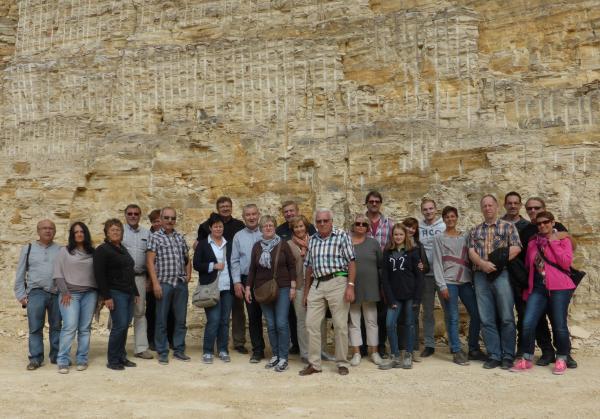 Hessische Steinmetze besuchen die Steinbrüche in Solnhofen
Hauptprogrammpunkt während der Exkursion vom 04. bis zum 06. September 2015 ins Altmühltal war der Besuch des Altmühltaler Kalksteine Vereins. Der Verein Altmühltaler Kalksteine e. V. ist eine Industrievereinigung der Juramarmor- und Solnhofener Natursteinindustrie, welcher sich im Jahr 2004 gegründet hat. Die komplette Pressemitteilung finden sie anbei. Gruppenfoto_844014.jpg