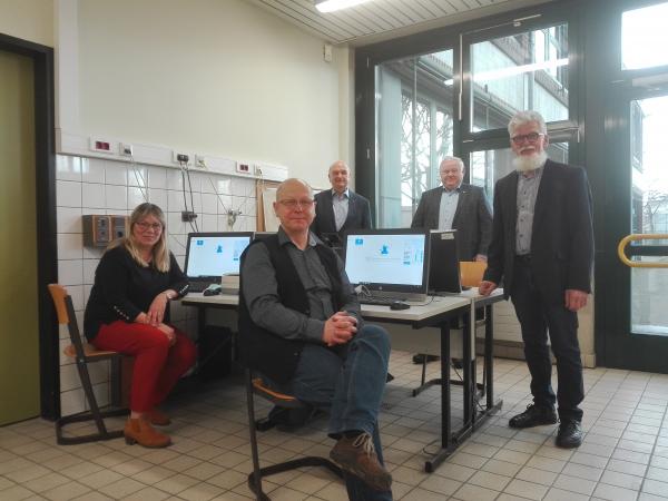 Presse- Notiz
März 2021
CAD für Azubis
Im Hans Schwier- Berufskolleg, der Berufsschule für die Auszubildenden im Steinmetz- und Steinbildhauerhandwerk fand eine symbolische Übergabe eines universalen digitalen Planungswerkzeugs für die Steinmetz- Branche statt.
Die Stiftung zur Förderung des im Steinmetz- und Steinbildhauerhandwerks NRW ermöglicht die Anschaffung von Lizenzen für ein CAD- Programm in NRW für die Berufsschulen in Gelsenkirchen, Düsseldorf und Köln. Die Schulen in Wunsiedel, Königslutter und Freiburg verwenden bereits ein derartiges Programm.
Die Stiftung zur Förderung des Steinmetz- Handwerks NRW wurde gegründet mit dem Vermögen des alten Landesinnungsverbandes der Steinmetz- und Steinbildhauerhandwerks in Westfalen- Lippe.
Sie unterstützt die Aus- und Fortbildung der Steinmetzjugend im Steinmetz- und Steinbildhauerhandwerk in NRW.
Das Programm kombiniert viele steinmetzspezifische Funktionen und umfangreiche CAD- und Materialbibliotheken für die Naturwerkstein- Branche.
Werkzeichnungen, Produktionsunterlagen und fotorealistische Bilder von Grabmalen,
Treppen, Böden, Fassaden, Bädern, Küchenarbeitsplatten, Maßwerken, etc. sind möglich.
Die Auszubildenden haben so in den Computer- Räumen in den Schulen die Möglichkeit, sich mit der CAD- Anwendung vertraut zu machen.
Die Lehrer werden vorab in speziellen Vorschulungen in das Programm eingewiesen.
Die Internet-Adresse für das CAD-Programm ist www.ibs-cad.net.
Auf dem Foto zu sehen von links im Vordergrund:
Frau Martina Feltmann, Schulleiterin des Hans-Schwier Berufskollegs Gelsenkirchen,
Bildungsgangleiter Christian Daub,
im Hintergrund von links: Hans Determann Stiftungsvorstand,
Harald Zahn Stiftungs- Vorsitzender, Stefan Lutterbeck Landes- Innungsobermeister
Text: Harald Zahn