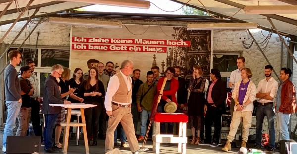 Vor dem Freischlag sind noch alle Loszusprechenden gut gelaunt