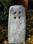 Urnengrabmal mit Kreuzsymbol in Wachauer Marmor.