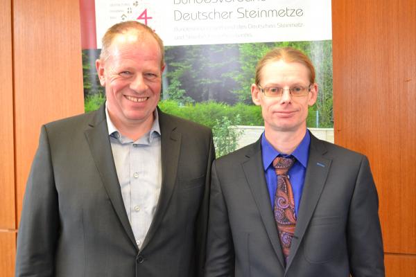 Neuer Obermeister der Bildhauer- und Steinmetz-Innung Oldenburg-Ostfriesland_____________________________________________________________________Im Rahmen der Jahreshauptversammlung der Bildhauer- und Steinmetz-Innung Oldenburg-Ostfriesland wählten die anwesenden Innungsmitglieder Steinmetz-und Steinbildhauermeister Renke Renken, Brake, einstimmig zum neuen Obermeister.Der bisherige Amtsinhaber Helmut Steinbach stellte sein Amt nach mehr als 35 Jahren ehrenamtlicher Tätigkeit zur Verfügung.Dem neuen Obermeister steht der ebenfalls neue gewählt stellvertretende ObermeisterSteinmetz- und Steinbildhauermeister Hennig Wille, Oldenburg, zur Seite.Auf dem Foto v. l. n. r.:Renke Renken, ObermeisterHennig Wille, stellv. Obermeister Obermeister_stellv_Obermeister_794441.JPG