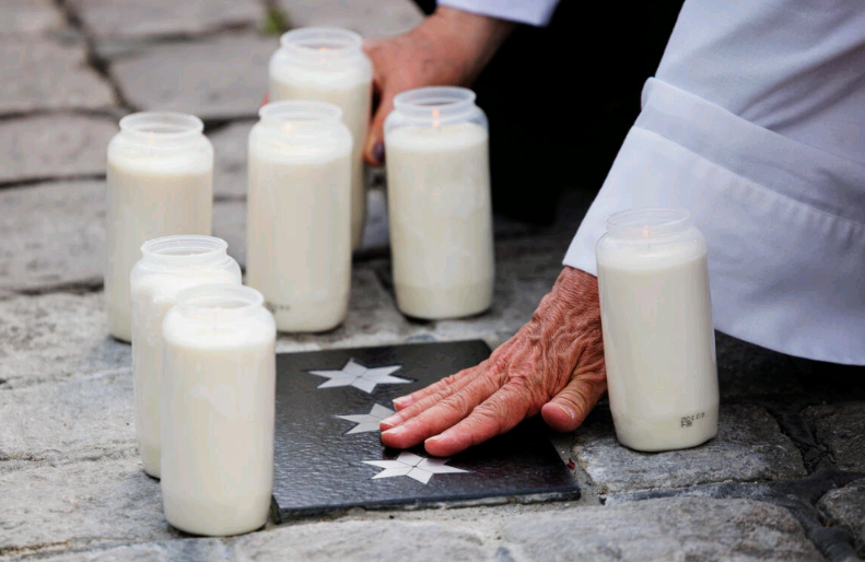 Gedenkfeier für Rouven Laur auf dem Marktplatz Mannheim.Am 31. Mai fand auf dem Marktplatz Mannheim die Gedenkfeier für den am gleichen Tag vor einem Jahr Opfer eines Attentats gewordenen Polizeihauptkommissar Rouven Laur statt. In Anwesenheit seiner Mutter und Schwester, von Mannheims Oberbürgermeister Christian Specht, dem Innenminister des Landes Baden-Württemberg,Thomas Strobl, dem Bundesinnenminister Alexander Dobrindt, der Landespolizeipräsidentin Stefanie Hinz, der Mannheimer Polizeipräsidentin Ulrike Schäfer, Würdenträgern der in Mannheim vertretenen Religionen, zahlreichen Polizeikollegen von Rouven Laur und 1.500 Bürgern der Stadt Mannheim wurde still und in großer Würde an Rouven Laur und das Attentat vom letzten Jahr erinnert und gleichzeitig zu einem friedlichen Miteinander in der schon immer multikulturellen Stadt Mannheim aufgerufen.Am Ende der Feier weihten Oberbürgermeister Christian Specht und Innenminister Thomas Strobl die von mir gestaltete Gedenkplatte mit drei Sternen in Edelstahl, als symbolischen Hinweis auf Rouven Laur als Polizeihauptkommisar, ein. Zahlreiche Teilnehmer der Feier gedachten ihm als Mensch, indem sie die Sterne berührten. Mit der Gedenkplatte entsteht ein Trauerort für Rouven Laur, der so in unseren Herzen bleibt.Detlef Kleineidam, Steinmetzmeister.