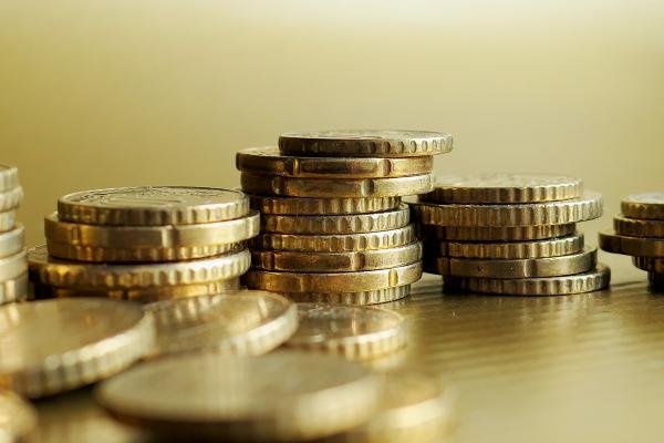 SoforthilfeprogrammDie Bayerische Staatsregierung hat ein Soforthilfeprogramm eingerichtet, das sich an Betriebe richtet, die von der Coronakrise besonders geschädigt wurden.
Antragsberechtigt sind gewerbliche Unternehmen und Angehörige Freier Berufe mit bis zu 250 Mitarbeitern/Arbeitnehmern und einer Betriebsstätte in Bayern. Die Soforthilfe ist gestaffelt nach Betriebsgröße und beträgt zwischen 5.000 Euro und 30.000 Euro. Anträge gibt u.a. bei den HWK, sie sind bei den Regierungspräsidien einzureichen.Download: